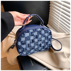 Details der blauem Denim-Schachbrett-Handtasche mit Fransen und Silberbeschlägen