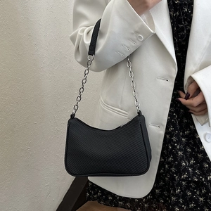 2025 minimalist black crescent shoulder bag with quilted texture and silver chain strap