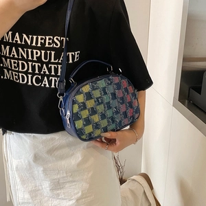 Sac à bandoulière chic en tweed coloré avec franges et détails en cuir bleu