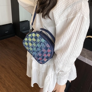 Petit sac à bandoulière minimaliste à damier avec détails de glands pour femmes