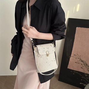 Fresh straw woven bucket bag with pink floral embroidery and gold lock for women