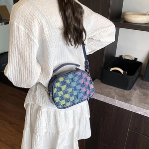 Sac bandoulière en denim rétro à carreaux avec bords effilochés et bandoulière réglable