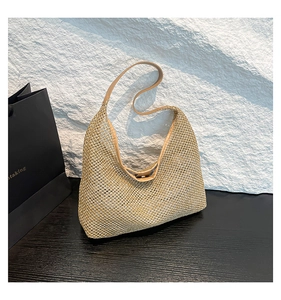 Vue détaillée du sac à bandoulière tissé avec maille creuse et fines bretelles synthétiques