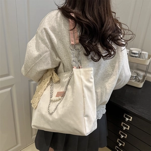 Chic off-white velvet tote bag with pink leather handles and pearl chain decoration