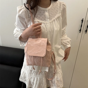 Mini sac à dos rose avec texture plissée artistique et fermeture à cordon