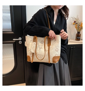 Détail du sac cabas vintage avec motif de lettres géométriques et mini pochette assortie