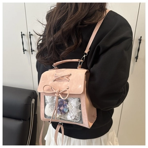 Dettaglio della borsa ita rosa con finestra trasparente, badge e decoro in pizzo