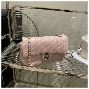 Détail du sac à bandoulière matelassé rose avec fermoir rotatif argenté et chaîne cuir