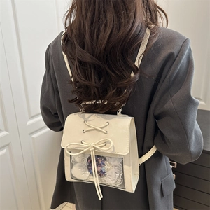 Zaino ita beige chic con finestra trasparente e dettagli in pizzo indossato dal modello