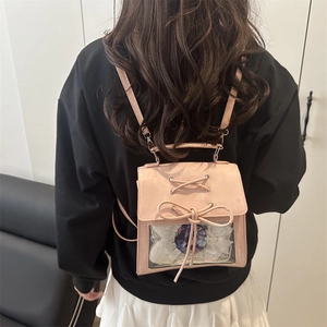 Zaino rosa stile college con finestra trasparente e dettagli in pizzo su una modella