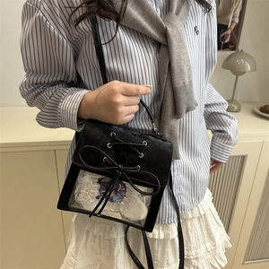 Borsa Ita-bag nera in stile college con finestra in pizzo e dettagli di fiocchi eleganti