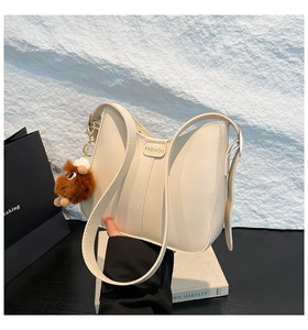Détail du sac hobo blanc cassé avec relief FASHION et breloque ours en peluche marron