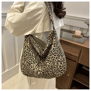 Detailansicht der großen Canvas-Tragetasche mit Leopardenmuster zum beigen Trenchcoat