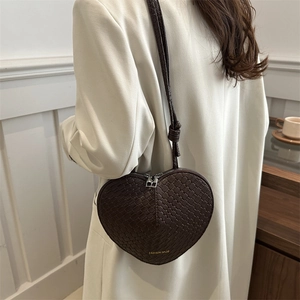 Sac bandoulière chic en forme de cœur marron foncé avec texture tissée et fermeture éclair