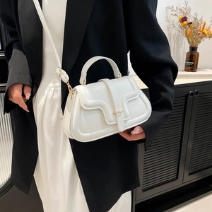 Minimale weiße quadratische Umhängetasche aus Leder mit Wellenklappe und Golddetails