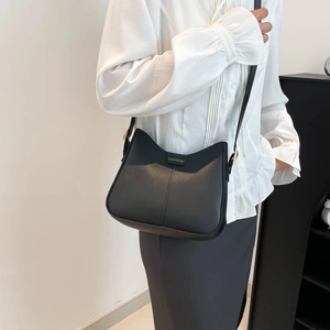 Sac seau noir minimaliste avec lettrage FASHION doré et bandoulière réglable pratique