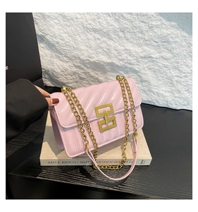 Détail du sac bandoulière rose matelassé avec motif en V et fermoir géométrique doré
