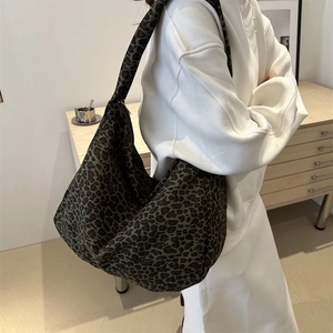 Grand sac hobo léopard pour femme en toile avec bandoulière large pour un style décontracté