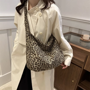 Grand sac bandoulière en toile imprimé léopard avec silhouette hobo pour le quotidien