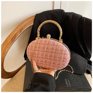 Dettaglio pochette da sera in tweed rosa con manico tondo dorato e chiusura strass