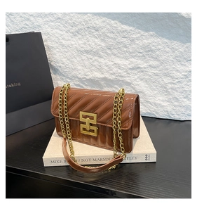 Détail du sac en cuir verni marron matelassé avec fermoir rectangulaire doré