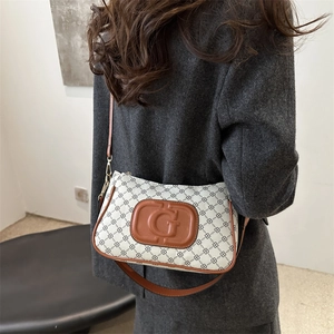 Minimalist beige small square shoulder bag with chain pattern and embossed G logo patch