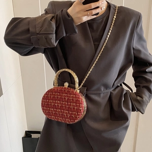 Elegante borsa a tracolla in tweed rosso con catena dorata e manico in metallo a spalla