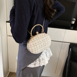 Borsa a tracolla chic in tweed beige con manico intrecciato oro e chiusura a perla