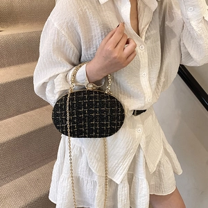 Borsa a tracolla chic in tweed nero con manico ad anello dorato e catena per donna