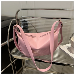 Detail der rosa Halbmond-Tasche mit breitem Gurt auf einem Metall-Displayständer