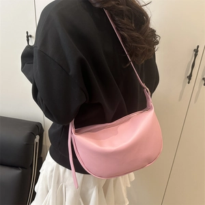 Rosa Halbmond Schultertasche aus Leder mit verstellbarem Riemen und Reißverschluss für Damen