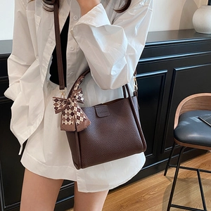 Braune Eimer-Tasche mit Litschi-Muster und kariertem Seidentuch für Damen