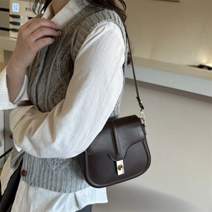Borsa a sella classica in pelle marrone scuro con chiusura dorata per donna alla moda