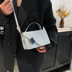 Borsa a tracolla con paillettes argento con patta e fibbia in metallo da donna