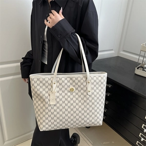 Fashionable tote bag with M letter print and gold hardware for daily commuting