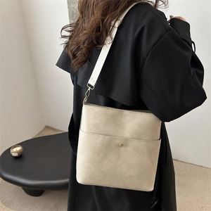 Retro cream-white bucket bag in textured PU leather with wide canvas shoulder strap