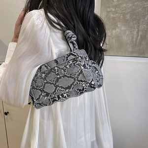 Damen-Unterarmtasche mit Schlangenmuster, gewelltem Boden und geknotetem Griff-Detail