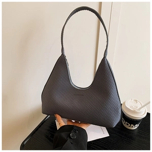 Détail du sac croissant gris foncé avec motif tissé texturé et fermeture éclair