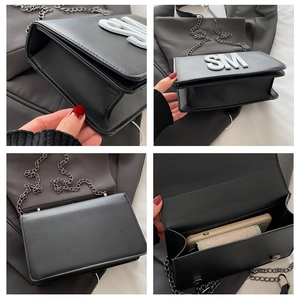 Détails du sac à bandoulière en cuir noir avec logo SM et bandoulière en chaîne
