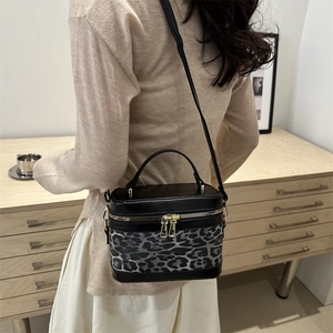 Elegante borsa a secchiello nera con pannello leopardato grigio e manico superiore