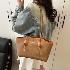 Sac fourre-tout tissé marron avec lanières en cuir et inscription Fashion argentée