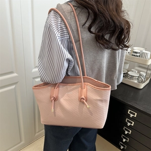 Sac fourre-tout rose tendance avec nœuds en cuir et un design minimaliste élégant