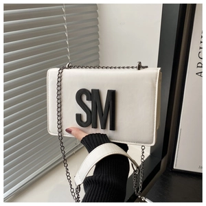 Détail du sac à bandoulière blanc avec logo SM noir et bandoulière en chaîne argentée