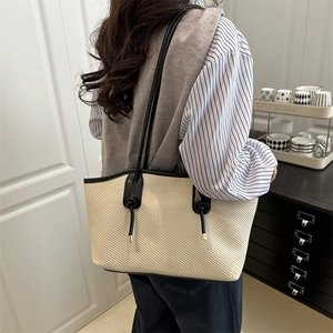Sac fourre-tout tissé chic avec garniture en cuir noir et détail de nœud pour femmes