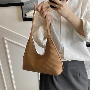 Sac à bandoulière tressé marron en forme de croissant au design rétro minimaliste