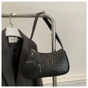 Detail van zwarte geweven hobo-tas met een bijpassende kleine ronde portemonnee en rits