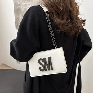 Petit sac blanc rectangulaire avec logo SM noir et bandoulière en chaîne métallique