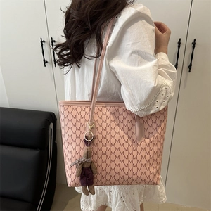 Bolso tote rosa con estampado de monograma para mujer y colgante de conejo de peluche