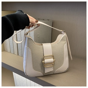 Détail rapproché de l'empiècement en mesh beige et similicuir avec boucle dorée