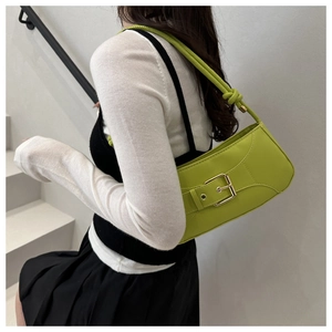 Dettaglio borsa a mezzaluna verde lime con fibbia argento e tracolla con nodo